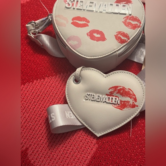 Steve Madden Valentines Kisses - Picture 1 of 6